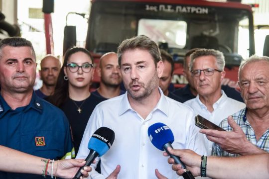 Ο Νίκος Ανδρουλάκης, πρόεδρος του ΠΑΣΟΚ, στον 1ο Πυροσβεστικό Σταθμό Πάτρας